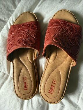 Born | Fish Lake Embossed Leather Slip-On Sandals Size  9